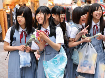 修学旅行で上京してきた田舎の女子校生たちを集団ナンパ！みんなで処女喪失する卑猥映像！