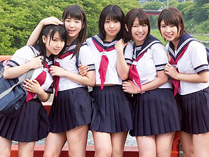 修学旅行で上京してきた女子校生を集団ナンパ！みんなで処女喪失の卑猥セックス！