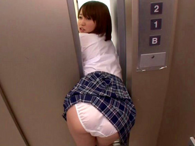 『ちょっと抜けられないよ♡』デカ尻の可愛い女子高生がエレベーターに挟まれパンツ丸出し！動けない状態で無理やりハメセックス！
