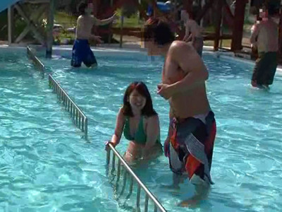 【痴漢】「ちょっと、やめてください♡」ビキニ姿のお姉さんがプールにいる中で大胆に痴漢プレイで犯す！
