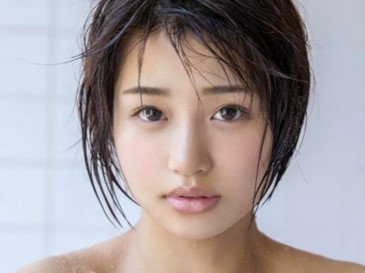 【巨乳スレンダーお姉さんの潮吹き天国】唯井まひろちゃんがエロすぎるお姉さんに！ 巨乳を揺らし、スレンダーなボディをくねらせて絶頂＆潮吹き！ 恥ずかしいのに…潮吹きしちゃうほど乱れちゃう…！