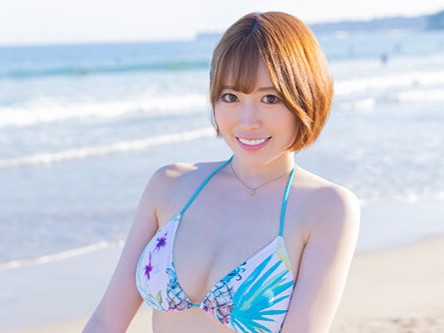 【水着お姉さんの素股】 爆乳でセクシーなお姉さんが友達と素股に挑戦！ そこから始まるエッチなプレイにドキドキ♡ 秘密のセックスでドキドキが止まらない！ ビーチで始まるエロティックな冒険！