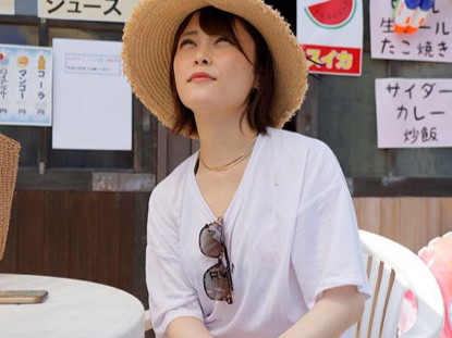 水着お姉さんがカメラの前でエッチ！甘えた声で男を翻弄しちゃう！