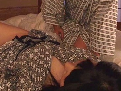 同僚夜這いでエッチないたずら！寝ぼけ眼で感じる姿がエロかわいい！