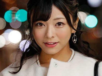 【街角ナンパ成功！】「どうしようかな～」って悩んでた巨乳お姉さんをゲット！みんなの前でエッチなことしちゃった♡