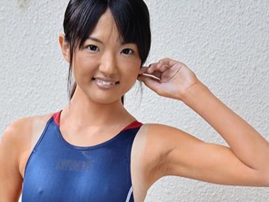 【初撮り】「見ないで…」恥じらいながら水着を脱ぐ貧乳美少女！ キュートな笑顔とスレンダーボディがたまらない♡ 敏感なカラダで感じまくる姿は必見！