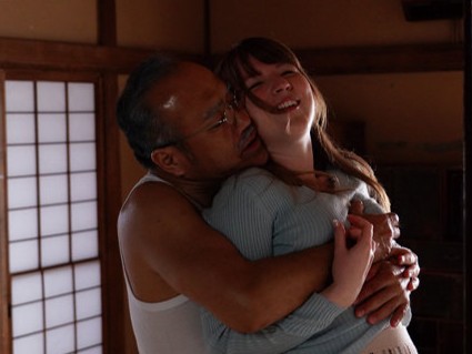夫は出張ばかりで、義父が、背徳の展開に！禁断の関係とエッチな姿が、もう最高にエロい…！！