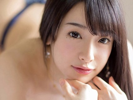 美乳で華奢な可愛らしい女の子がカメラの前で大胆に！無防備なカラダが感じる姿がエロかわいい！