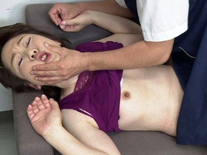 【イラマチオ】「もうやめて…でも気持ちいい…」巨乳スレンダー美熟女がイラマで無理やりレイプ！デカパイ揺らして涙目になりながらも感じまくる♡